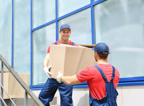 Moving team handling access challenges in a Mile End property